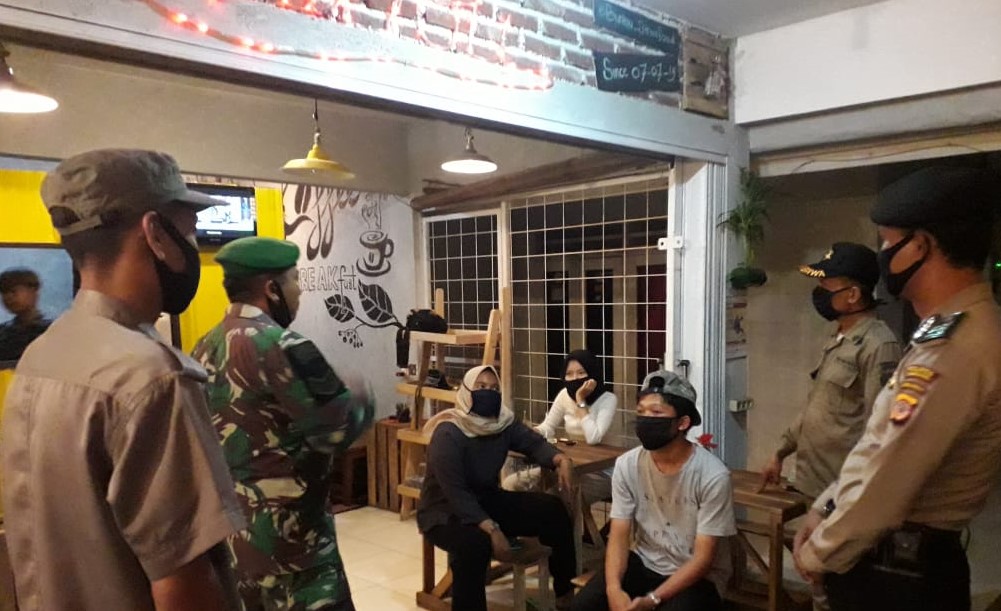 K R Y D Gabungan lakukan Himbauan Adaptasi Kebiasaan Baru di wilayah hukum Polsek Situraja